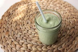 Smoothie de kéfir con aguacate, jengibre y menta